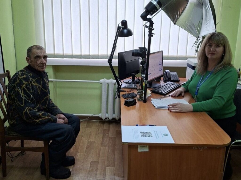Із Луцька до світових обріїв: Волинянин-ветеран став першим обладнувачем українського паспорта у свої 66 років