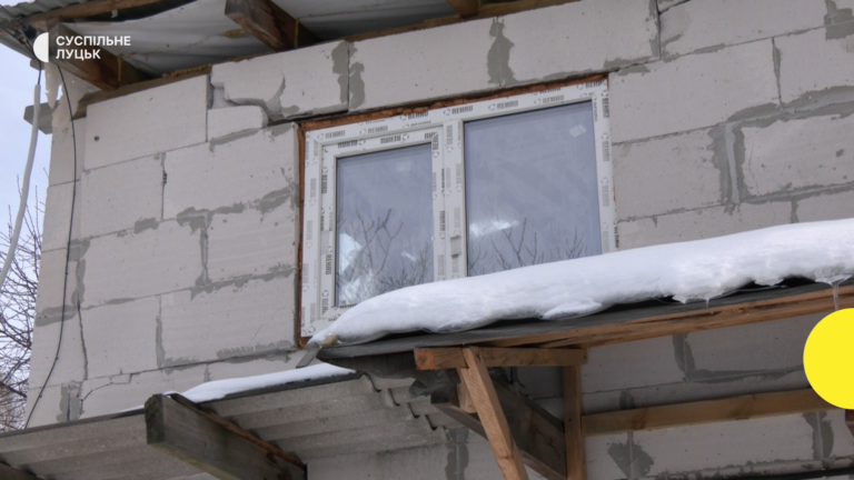 Лучанка восьми місяців чекає на компенсацію за пошкоджене обстрілами РФ житло