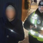 Розгубленість на зупинці: Літня жінка в Луцьку не пам'ятає, де живе