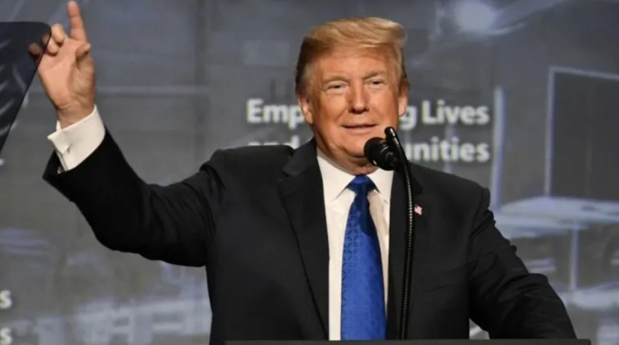 Трамп відправляє плавучий госпіталь до Гренландії без запиту: дипломатичний шок чи гуманітарний жест?
