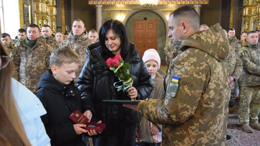 Вшанування героїв: Родини загиблих прикордонників отримали посмертні нагороди у Луцьку
