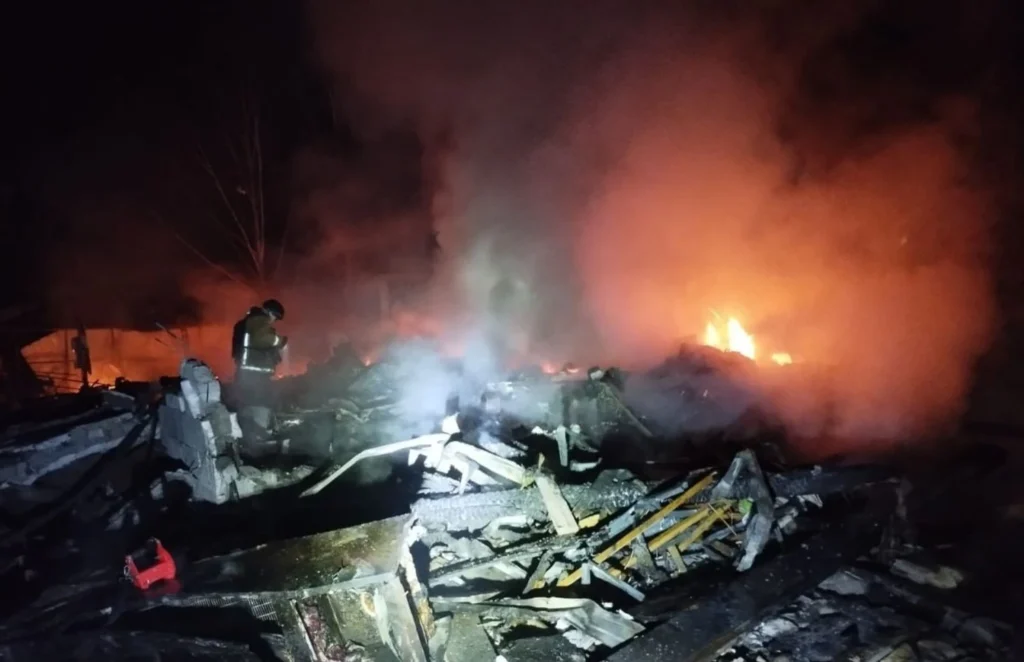 Жахливі наслідки російської агресії: обстріл Запоріжжя поранив 10 людей, знищив притулок для тварин із загиблими собаками