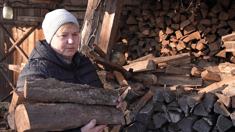 Зігріваючи душу вогнем: як волиняни долають відключення світла за допомогою дров