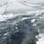 Крижана небезпека: двоє дітей ледь не зазнали лиха на київській річці