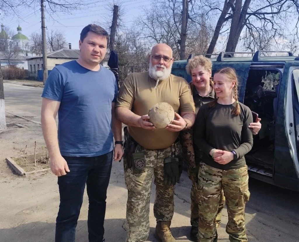"Палеонтологічна знахідка з минулого: на Київщині військові виявили кістки мамонта віком понад 25 тисяч років".