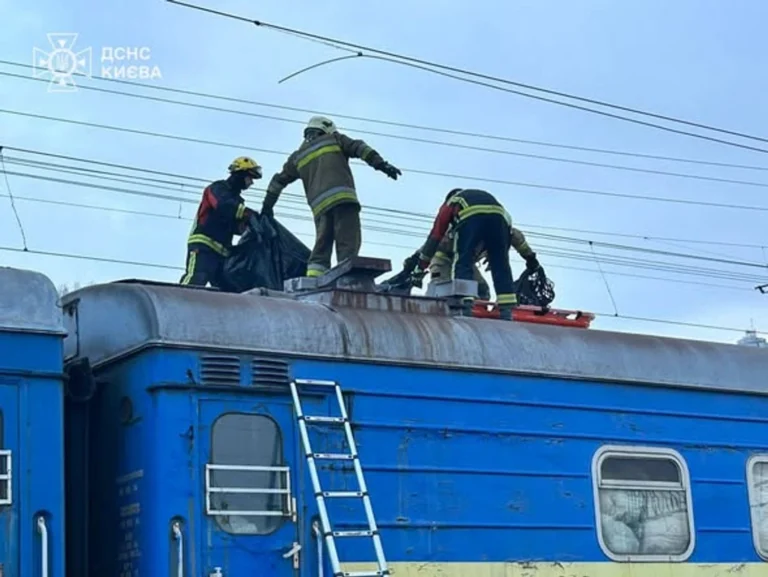 Трагедія на рейках: підліток загинув, двоє госпіталізовані після інциденту з потягом у Києві