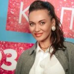 40-річна зірка заінтригувала: таємничий військовий подарував їй букет. Що приховує ця інтрига?