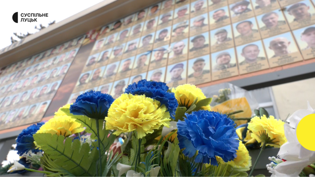 Чи перемістять стелу полеглих героїв із Театральної площі Луцька: новини та обговорення.