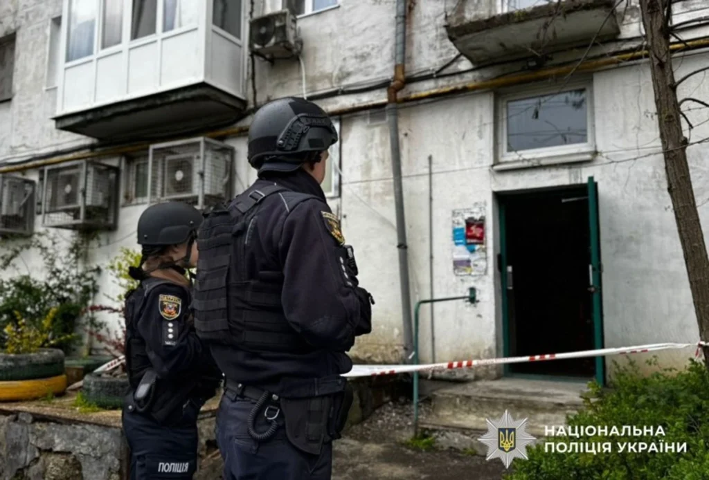 Людська трагедія у Миколаєві: граната в багатоповерхівці забрала життя, одна людина поранена.