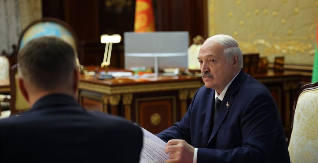 Лукашенко: Білорусь у стані війни.