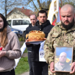 На Волині сотні людей: "Коровай ділили на кладовищі" прощаються з Героєм Миколою Гацем.