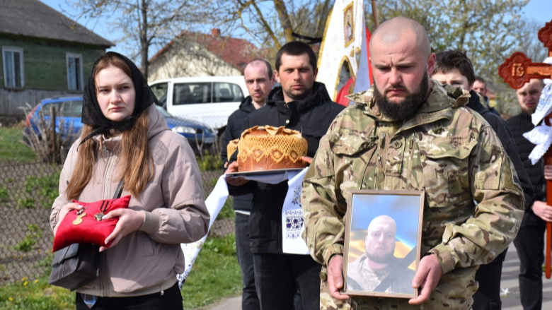На Волині сотні людей: "Коровай ділили на кладовищі" прощаються з Героєм Миколою Гацем.