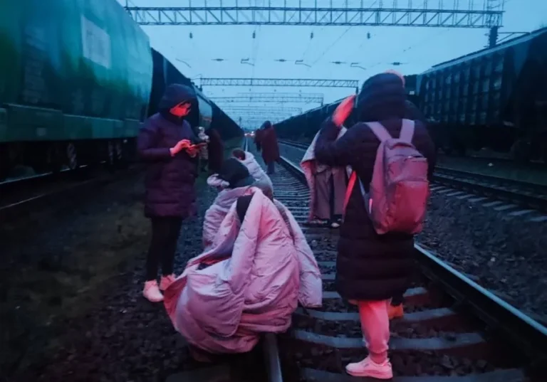 Нічна жахлива евакуація: пасажири ховалися під вагонами, рятуючись від «шахідів»