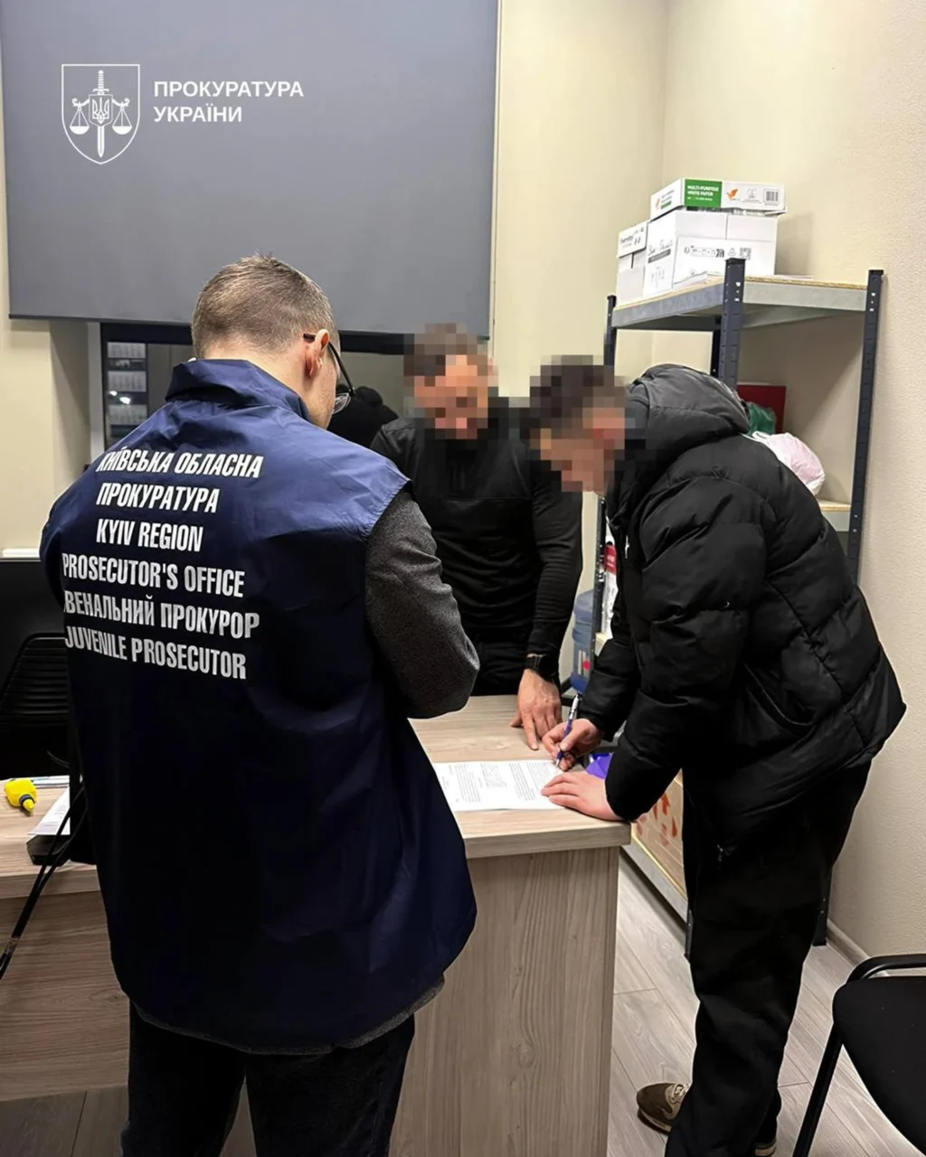 Ось кілька варіантів заголовка (до 160 символів), що базуються на наданій інформації, з акцентом на унікальність:

Шок: 5000$ за теракт у Броварах? Прокурор розкрив деталі.
Договір на кров: $5000 виконавцям теракту в Броварах – прокурор. Деталі.
Прокурор про теракт у Броварах: Виконавцям обіцяли 5 тис. доларів.
5 тис. доларів за теракт у Броварах: Прокурор про шокуючі деталі.
Бровари: Прокурор викрив схему із $5000 для терористів. Деталі.