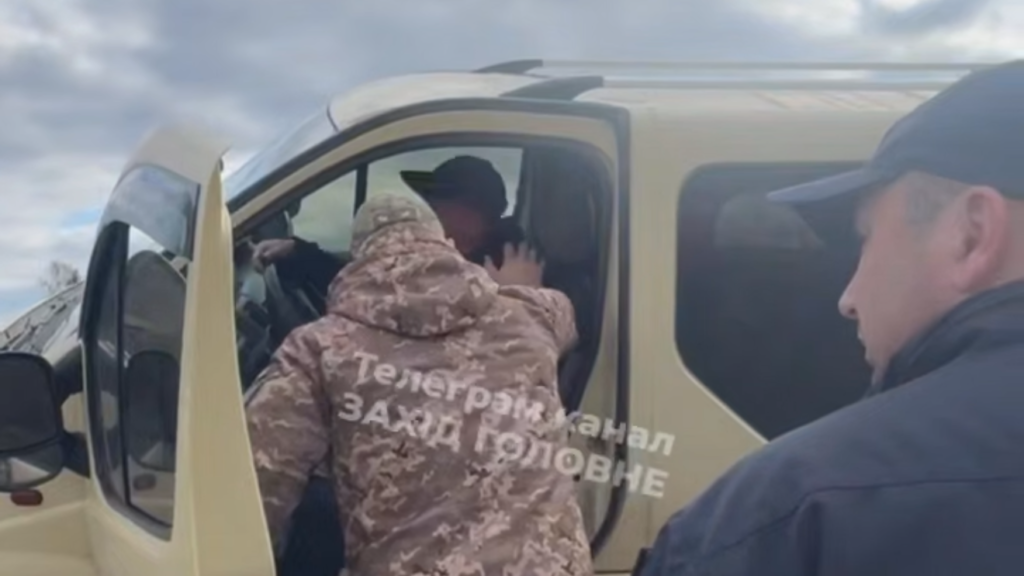 ТЦК на Волині: інсульт спричинив ДТП, авто виїхало на тротуар.