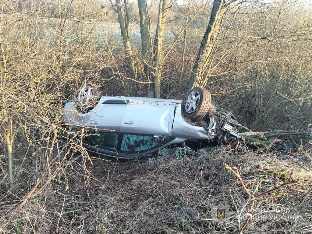Волинська трагедія: Вщент розбита автівка, одна смерть (ФОТО)