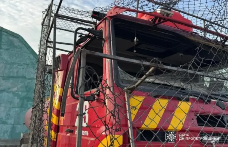 Дрон РФ атакував пожежну машину на Нікопольщині: водій поранений.