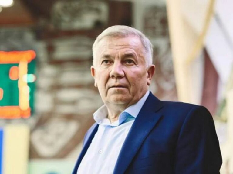 Екстренер волейболісток Луцька засуджений до 7 років в'язниці за розбещення.