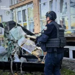 Київщина: Ракета РФ у будинку – рятувальники звільнили жителів від небезпеки.