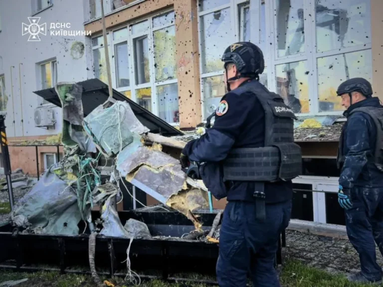 Київщина: Ракета РФ у будинку – рятувальники звільнили жителів від небезпеки.