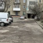 Луцьк: двір на Хурсенка без паркомісця та майданчика потребує ремонту.