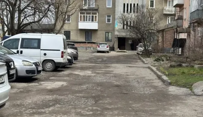 Луцьк: двір на Хурсенка без паркомісця та майданчика потребує ремонту.