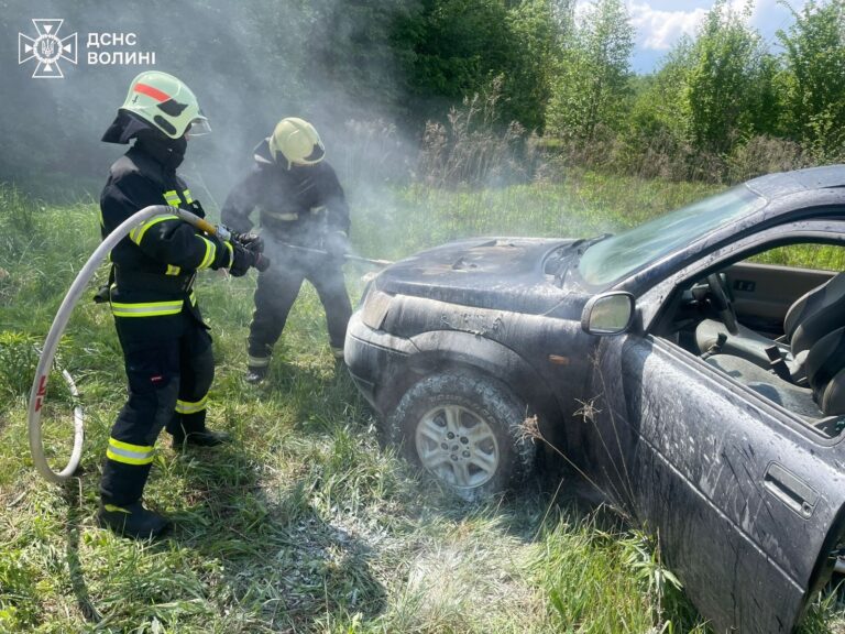 На Волині посеред дня спалахнув легковик