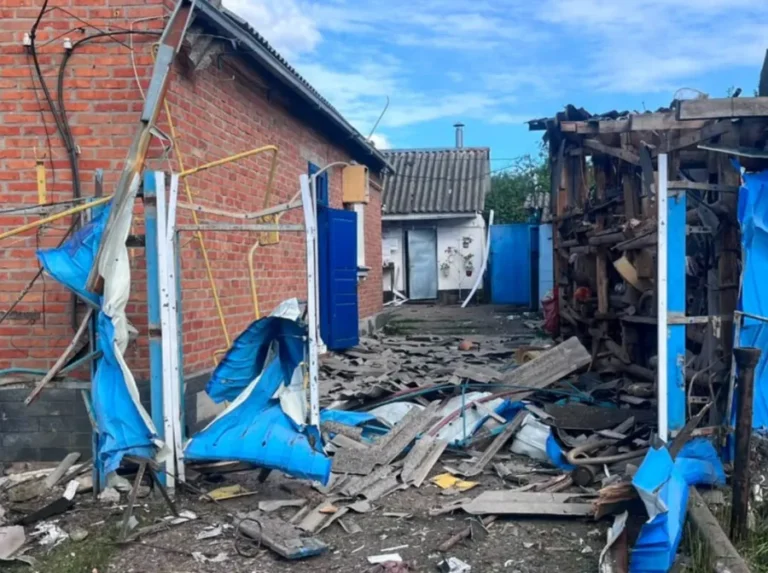 Окупанти вдарили по Харківщині: двоє загиблих, четверо поранених. Поліція документує злочини.