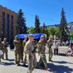 Ось кілька варіантів, до 160 символів:

Ковельська громада прощається з Героєм: Воїном, Волонтером, Патріотом Володимиром Карпуком.
Вічна пам'ять: Ковельщина оплакує Воїна, Волонтера, Патріота Володимира Карпука.
Ковельська громада провела в останню путь Героя: Воїна, Волонтера, Патріота Володимира Карпука.
Серце краю стислося: Ковельщина прощається з Воїном, Волонтером, Патріотом Володимиром Карпуком.
Земний шлях завершено: Ковельська громада вшановує Воїна, Волонтера, Патріота Володимира Карпука.