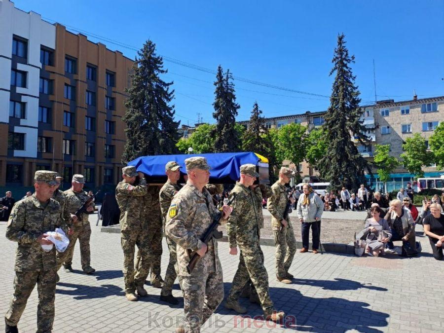 Ось кілька варіантів, до 160 символів:

Ковельська громада прощається з Героєм: Воїном, Волонтером, Патріотом Володимиром Карпуком.
Вічна пам'ять: Ковельщина оплакує Воїна, Волонтера, Патріота Володимира Карпука.
Ковельська громада провела в останню путь Героя: Воїна, Волонтера, Патріота Володимира Карпука.
Серце краю стислося: Ковельщина прощається з Воїном, Волонтером, Патріотом Володимиром Карпуком.
Земний шлях завершено: Ковельська громада вшановує Воїна, Волонтера, Патріота Володимира Карпука.