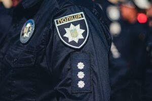Смерть 22-річної патрульної у Кропивницькому.
Заголовок:
Кропивницька трагедія: 22-річну патрульну знайшли мертвою. Що сталося?