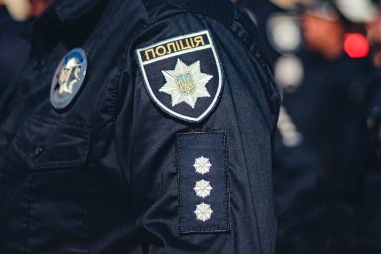Смерть 22-річної патрульної у Кропивницькому.
Заголовок:
Кропивницька трагедія: 22-річну патрульну знайшли мертвою. Що сталося?