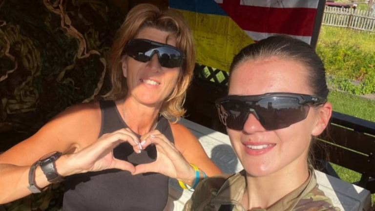 "Сивію, плачу, але плету сітки": волинянка з сімома дітьми щодня допомагає фронту.