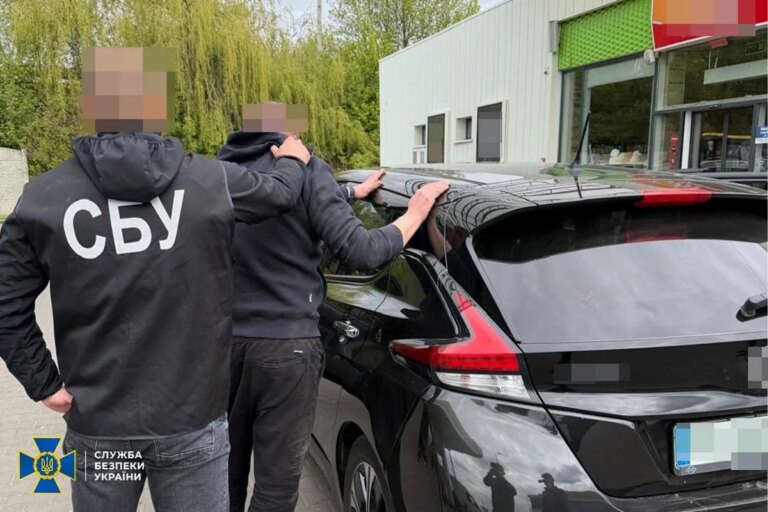 У Луцьку: Митник-перевізник допомагав ухилянтам втекти за кордон.