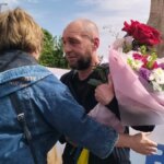 У Луцьку зустріли звільненого з полону Андрія Артисюка: рідні та друзі вітають героя.