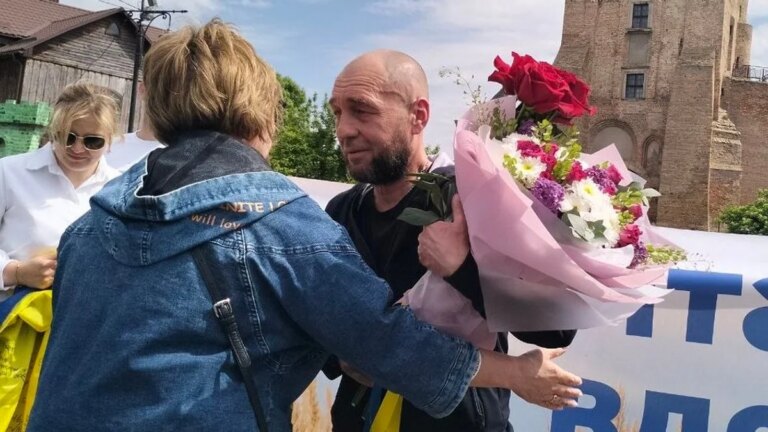 У Луцьку зустріли звільненого з полону Андрія Артисюка: рідні та друзі вітають героя.