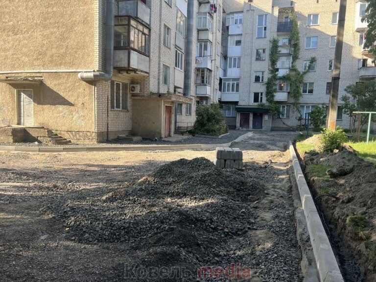 У центрі Ковеля: впорядкування двору на "Сільмаші".