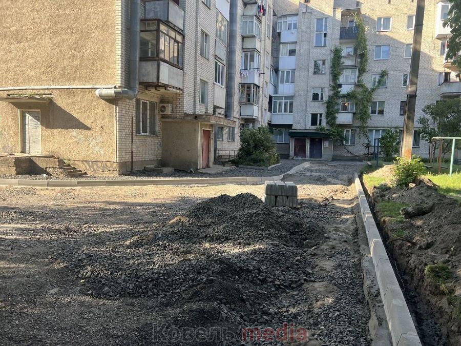 У центрі Ковеля: впорядкування двору на "Сільмаші".