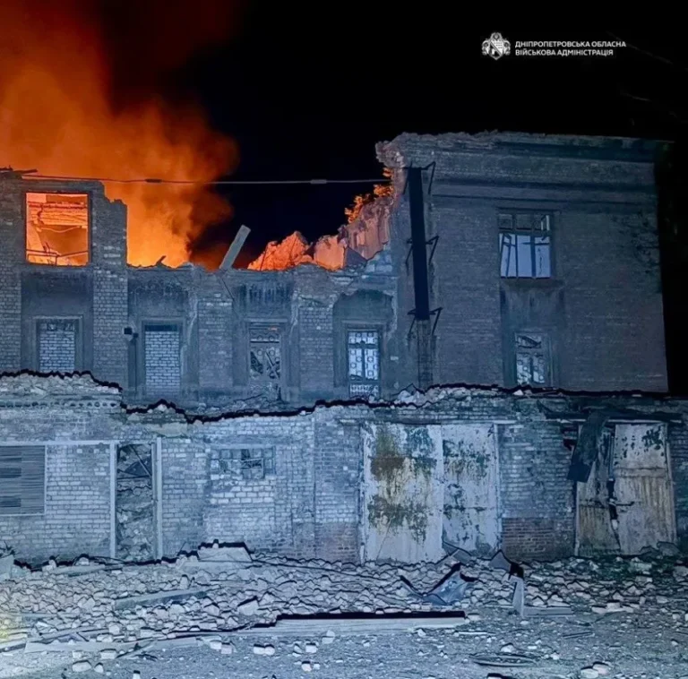 Дніпро під ударом: коледж зруйновано, є поранені (ФОТО)