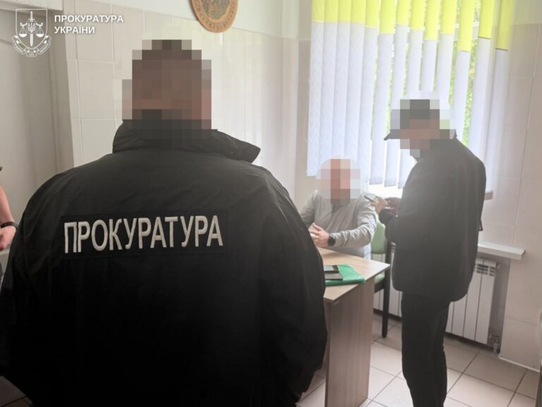 Директор лікарні та спільник на Волині підозрюються у видачі хабарів за інвалідність