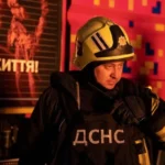 Київ під вогнем: Російські ракети спричинили постраждалих та пожежі в столиці.