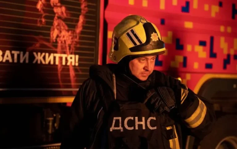 Київ під вогнем: Російські ракети спричинили постраждалих та пожежі в столиці.