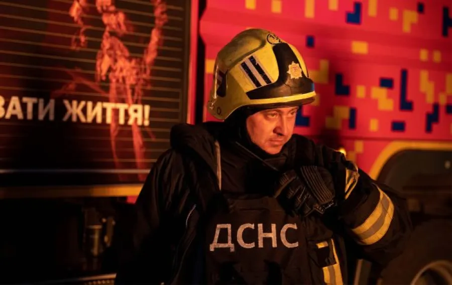 Київ під вогнем: Російські ракети спричинили постраждалих та пожежі в столиці.