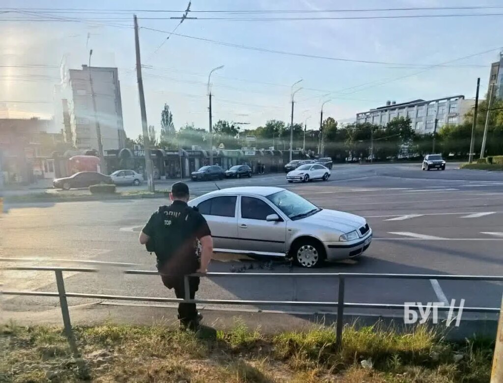 Луцьк: на Північному ринку поліція зупиняла авто "їжаками". Деталі ДТП | БУГ