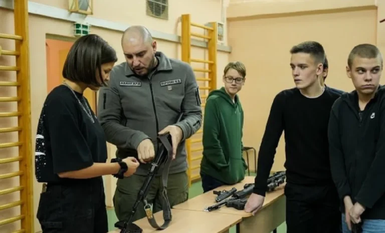 ТОТ: рос. окупанти перетворюють українських дітей на "юних героїв" для своєї армії. ЦНС.