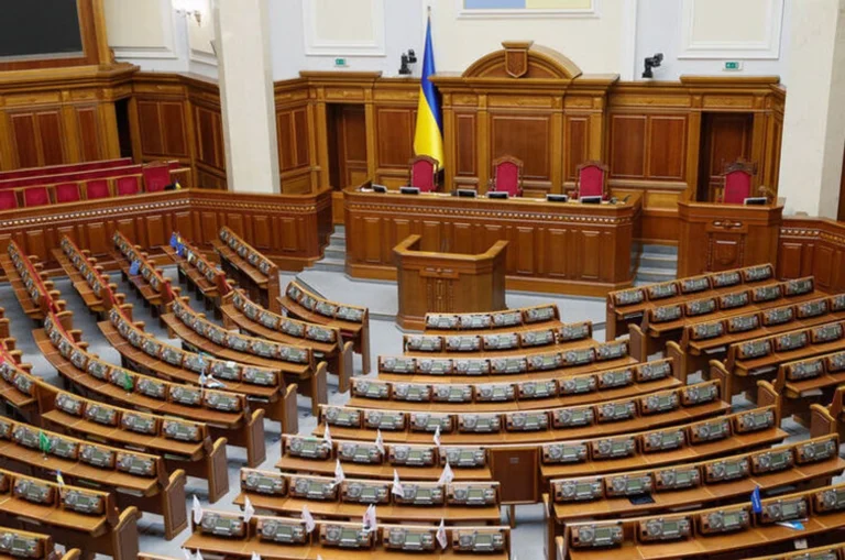 Вихідні на держсвята під час війни: нова ініціатива Верховної Ради.