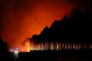 Крит у вогні: третій день боротьби з масштабними пожежами, троє героїв-рятівників загинули.
