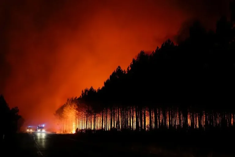 Крит у вогні: третій день боротьби з масштабними пожежами, троє героїв-рятівників загинули.
