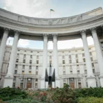 Київ: величний сталевий "Фенікс" висотою 8 метрів сяє перед МЗС