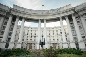 Київ: величний сталевий "Фенікс" висотою 8 метрів сяє перед МЗС